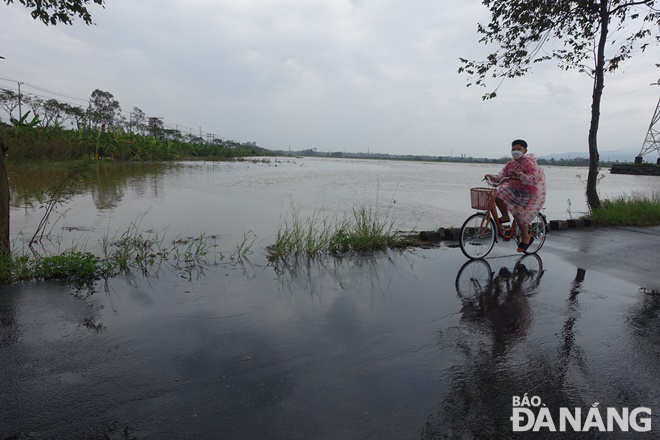 Floods began to overflow through the road leading to Tay An Village, Hoa Chau Commune, Hoa Vang District.