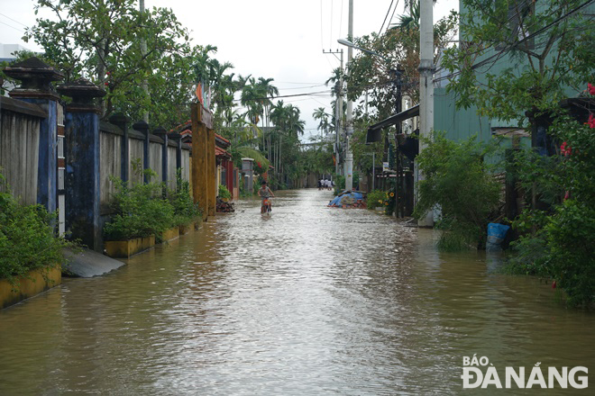 The road connecting Hoa Chau and Hoa Tien communes in Hoa Vang District is submerged under the water.