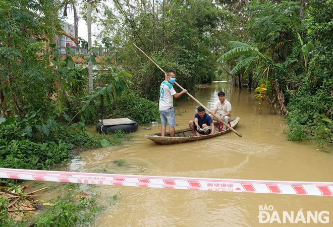 Many residents in flooded areas in Hoa Tien Commune had to use small boats to move outside because the roads were flooded.