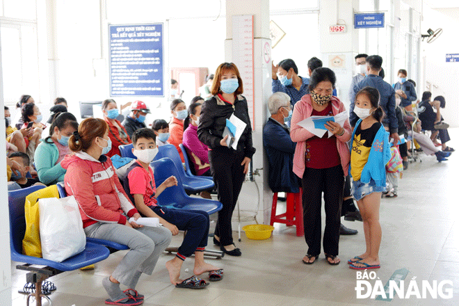 Patients are waiting for their turn to get physical examination for respiratory diseases at the Da Nang General Hospital. Photo: PHAN CHUNG