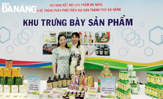 Chị Lương Anh Thư (bên trái), trú phường Hải Châu 1, quận Hải Châu tham gia quảng bá sản phẩm tại hội nghị kết nối sản phẩm Đà Nẵng vào hệ thống phân phối trên địa bàn thành phố năm 2022. Ảnh: V.Â