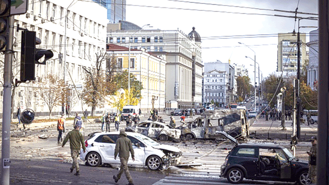 Lực lượng chức năng Ukraine xử  lý hiện trường vụ nổ ở Kiev ngày 10-10.  Ảnh: Getty images