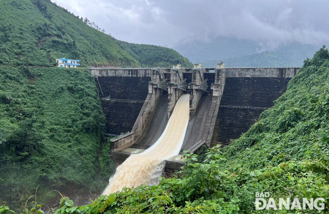 Thủy điện A Vương đang xả nước qua tràn để hạ thấp mực nước hồ, chuẩn bị ứng phó mưa lớn. Ảnh: HOÀNG HIỆP