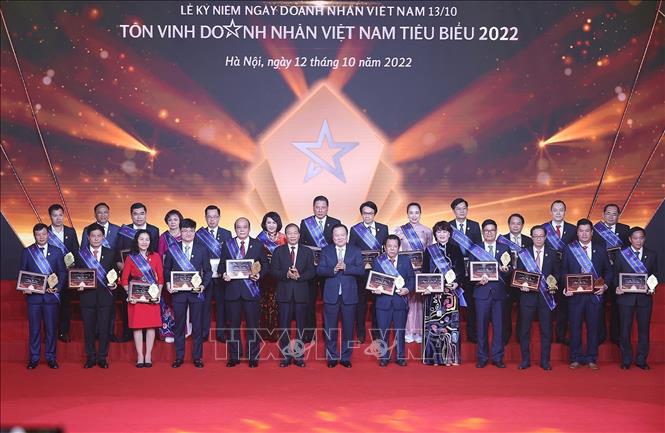 Chủ tịch Uỷ ban Quản lý vốn Nhà nước tại Doanh nghiệp Nguyễn Hoàng Anh trao tặng danh hiệu tôn vinh các doanh nhân Việt Nam tiêu biểu. Ảnh: TTXVN