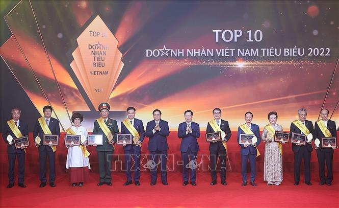 Thủ tướng Phạm Minh Chính trao tặng danh hiệu tôn vinh các doanh nhân được vinh danh Top 10 Doanh nhân Việt Nam tiêu biểu nhất. Ảnh: TTXVN