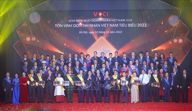 Thủ tướng Phạm Minh Chính với các doanh nhân tiêu biểu. Ảnh: TTXVN