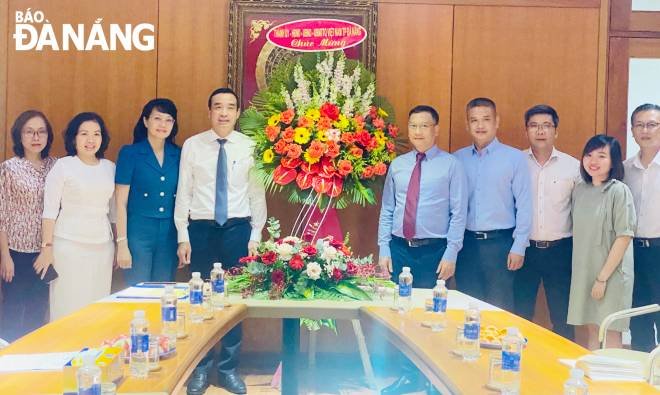 Chủ tịch UBND thành phố Lê Trung Chinh (thứ 4 từ trái qua) thăm và chúc mừng tập thể Công ty CP Dược Danapha. Ảnh: QUỲNH TRANG