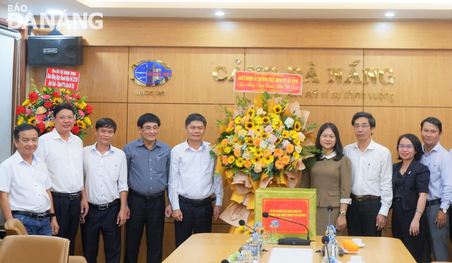 Phó Chủ tịch HĐND Cao Thị Huyền Trân (thứ 4, phải qua) thăm, chúc mừng Công ty CP Cảng Đà Nẵng. Ảnh: M.QUẾ