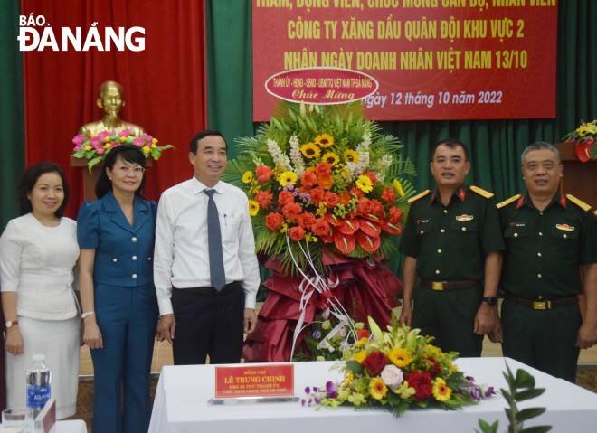 Da Nang People's Committee Chairman Le Trung Chinh (3rd, left) visited and congratulated the People's Committee Chairman Le Trung Chinh on the occasion of the Viet Nam Entrepreneurs’ Day. Photo: QUYNH TRANG