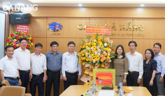 Vice Chairwoman of the Da Nang People's Council Cao Thi Huyen Tran (4th, right) visited and congratulated the Da Nang Port JSC. Photo: VAN HOANG