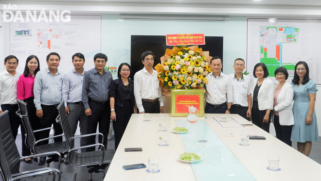 Deputy Head of the city's National Assembly Deputies' Delegation Tran Chi Cuong (7th, left) and leaders of the Heineken Viet Nam Brewery - Da Nang Co., Ltd