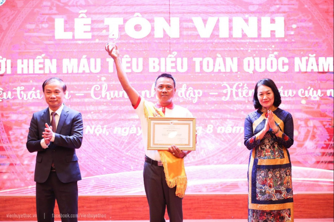 Do Sy Nam was honoured as one of one hundred outstanding Vietnamese blood donors. (Photo courtesy of the character) 