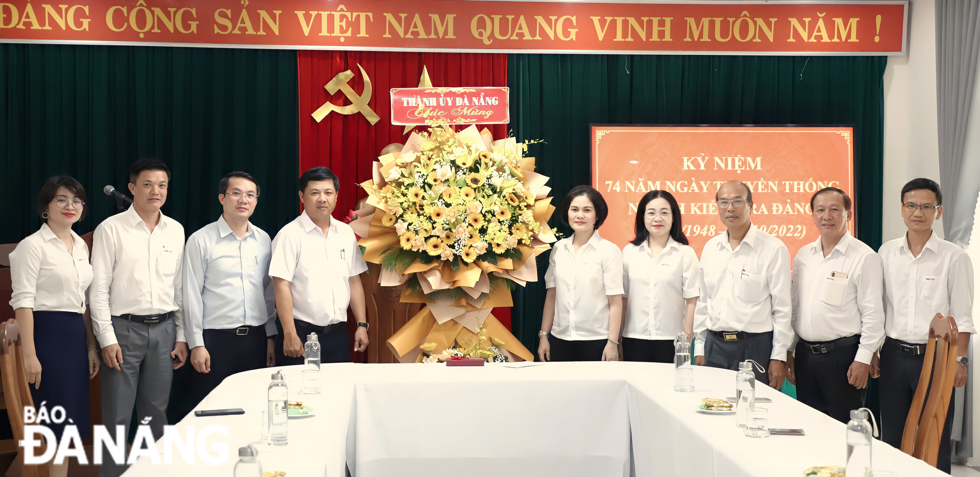 Phó Bí thư Thường trực Thành ủy Lương Nguyễn Minh Triết tặng hoa chúc mừng Ủy ban Kiểm tra Thành ủy nhân kỷ niệm 74 năm  ngày truyền thống kiểm tra Đảng. Ảnh: NGỌC PHÚ