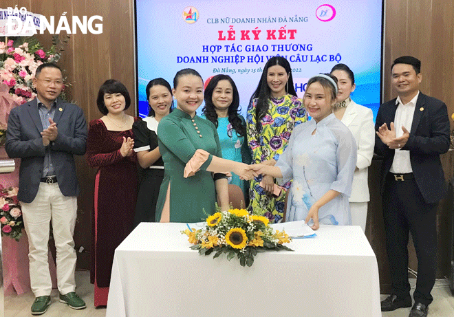 Female businesses under the Da Nang Young Entrepreneurs' Association signed a trade cooperation agreement. Photo: MINH LE