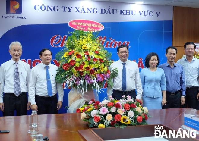 Phó Chủ tịch UBND thành phố Trần Phước Sơn chúc mừng tập thể Công ty Xăng dầu khu vực 5. Ảnh: QUỲNH TRANG