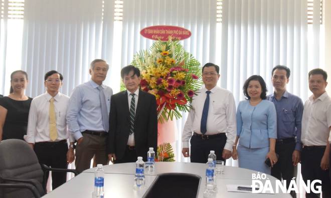 Phó Chủ tịch UBND thành phố Trần Phước Sơn chúc mừng tập thể Công ty TNHH Thương mại và Dịch vụ Hòa Khánh. Ảnh: QUỲNH TRANG