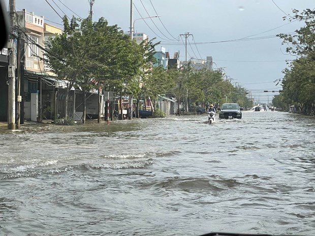 Nhiều tuyến đường đô thị Tam Kỳ bị ngập sâu trong nước. (Ảnh: Trần Tĩnh/TTXVN)