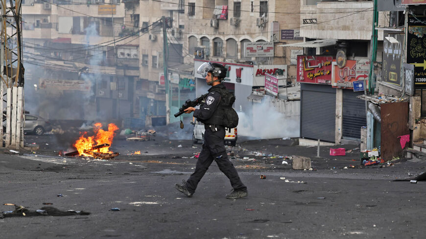 Một nhân viên an ninh Israel tuần tra tại tị nạn Shuafat ở Đông Jerusalem ngày 12/10/2022. Ảnh: AFP