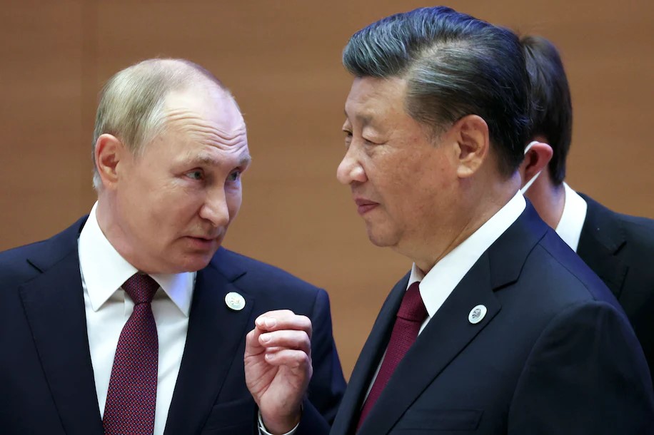 Tổng thống Nga Vladimir Putin (bên trái) và Chủ tịch Trung Quốc Tập Cận Bình nói chuyện với nhau tại hội nghị thượng đỉnh ở Uzbekistan tháng 9-2022. Ảnh: AP