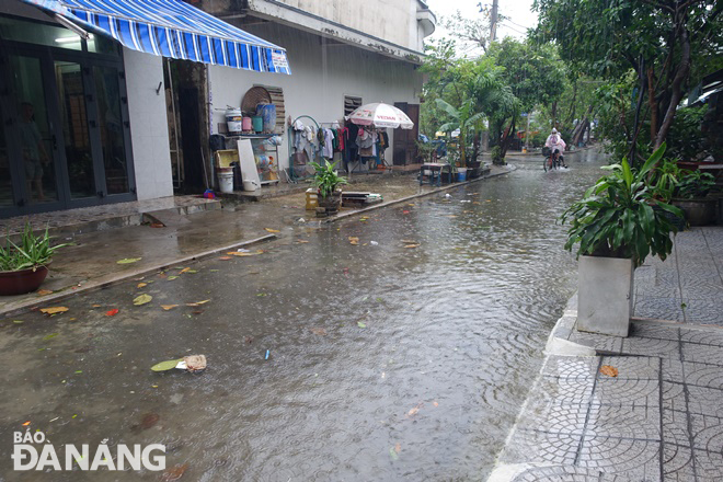 Đường Nại Thịnh 3 (quận Sơn Trà) bị ngập nước cục bộ vào sáng 14-10. Ảnh: HOÀNG HIỆP