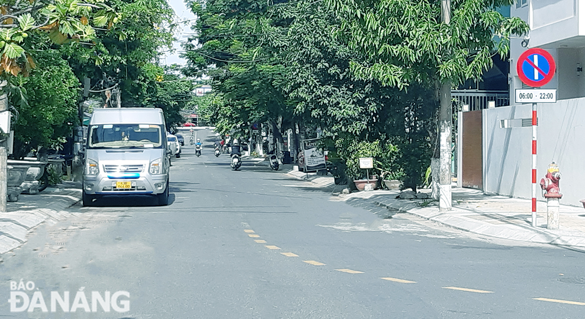 Parking is prohibited on odd and even days on a local street. Photo: THANH LAN