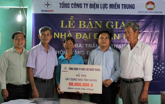 Ông Trần Đình Lành – Chủ tịch Công đoàn PC Đà Nẵng, đại diện EVNCPC bàn giao nhà đại đoàn kết cho hộ bà Trần Thị Thạnh.