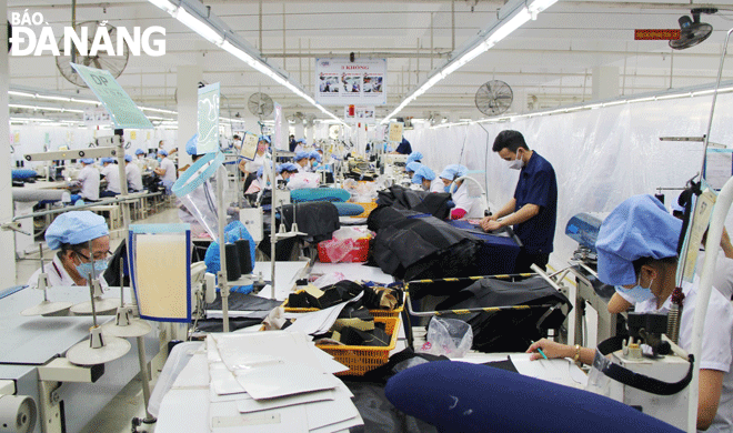 The progress of the city's budget revenue has flourished thanks to the gradual recovery of local economic activities. IN THE PHOTO: Production activities are observed at the March 29 Textiles JSC. Photo: M.Q