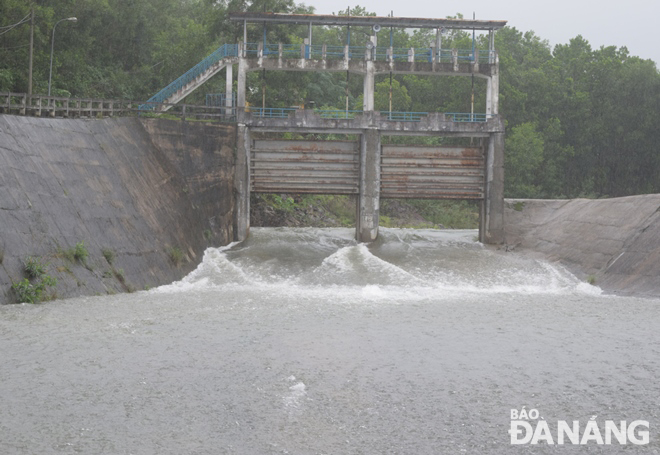 The Dong Nghe Lake has burst its banks, sending a large amount of water to the downstream of the Vu Gia River due to heavy rain. Photo: HOANG HIEP