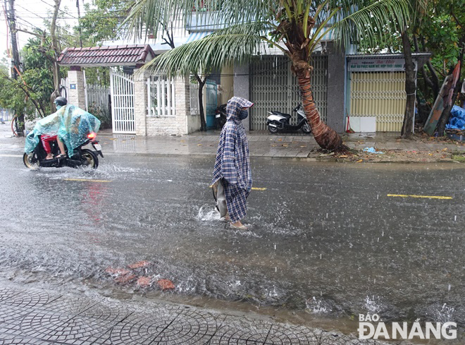 Ton Quang Phiet Street in Son Tra District is partly flooded. Photo: HOANG HIEP