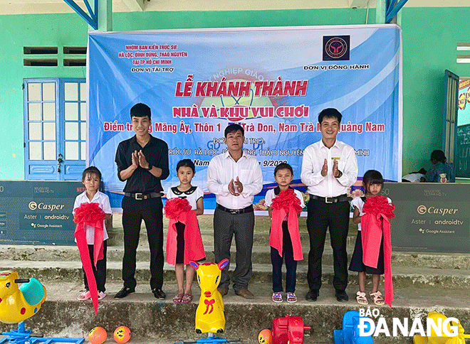 Teacher Nguyen Tran Vy (second from right) and benefactors inaugurated an amusement house and park at the Mang Ay School in Village No.1, Tra Don Commune, Nam Tra My District. (The picture provided by character)