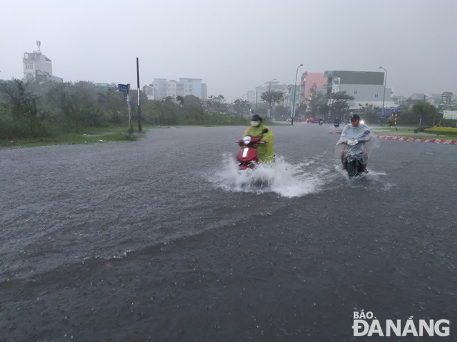 Khu vực nút giao thông Vân Đồn - Trần Thánh Tông bị ngập nặng từ chiều 14-10.