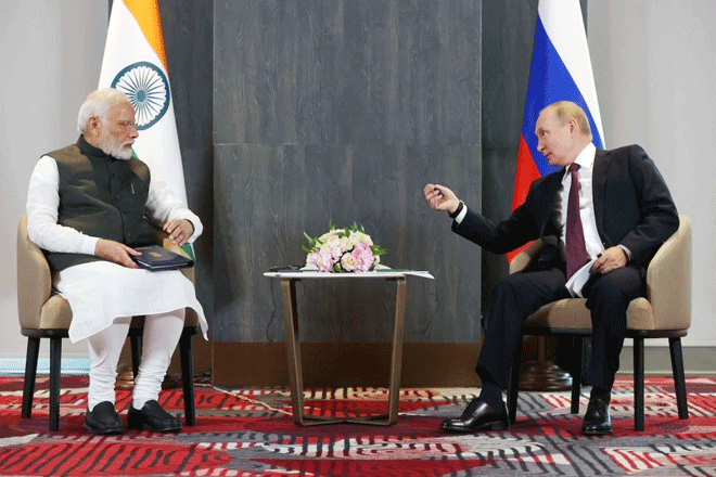 Tổng thống Nga Vladimir Putin (bên phải) gặp Thủ tướng Ấn Độ Narendra Modi bên lề hội nghị thượng đỉnh của các nhà lãnh đạo thuộc Tổ chức Hợp tác Thượng Hải (SCO) tại Uzbekistan ngày 16-9. Ảnh: AFP