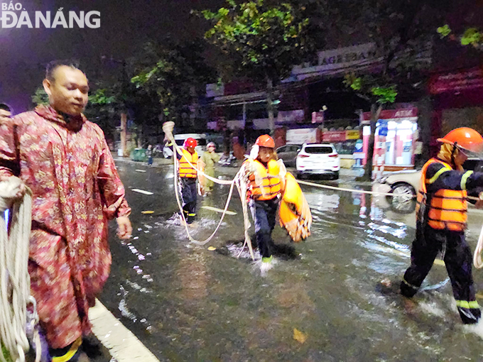 Công an quận Cẩm Lệ điều động 100% quân số đến các khu dân cư, các tuyến đường bị ngập để ứng cứu người bị nạn do nước cuốn hay bị chia cắt không thể di chuyển trên đường đi. Ảnh; CTV