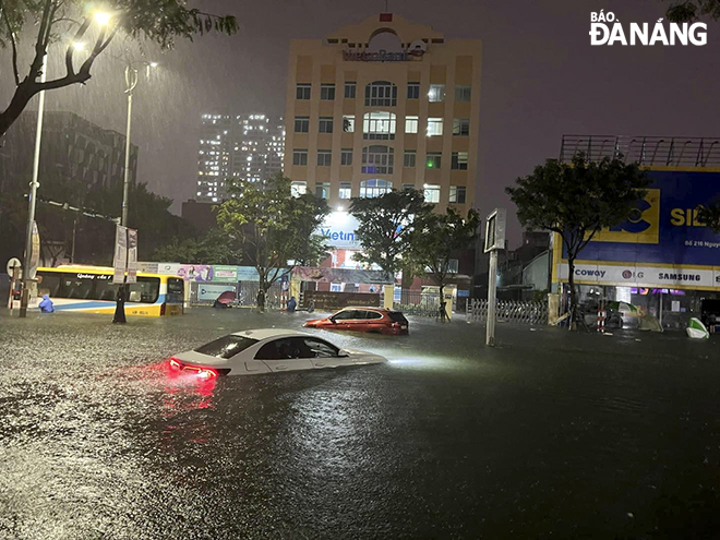 Mưa lớn gây ngập cục bộ tại tuyến đường Nguyễn Văn Linh.