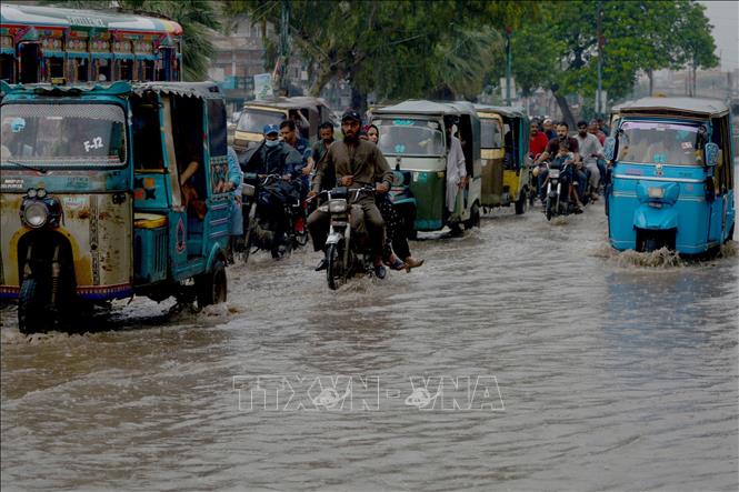 Cảnh ngập lụt trên đường phố tại Karachi, Pakistan, ngày 12-9-2022. Ảnh: AFP/TTXVN