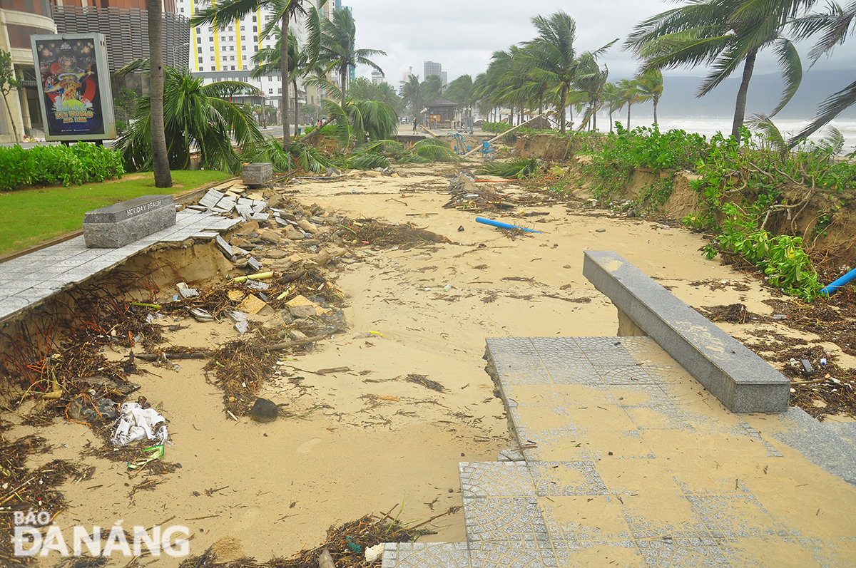 High tide caused landslides near Vo Nguyen Giap Street. 