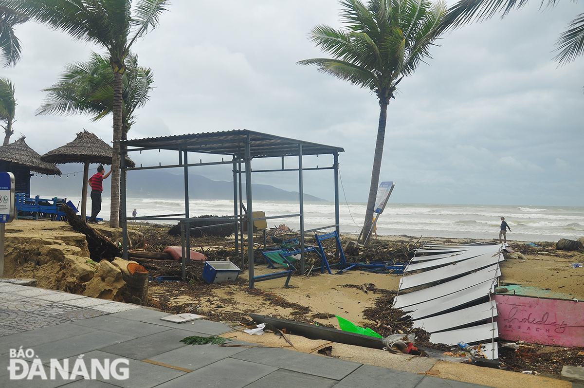  Some items of people doing business on the beach were washed down by the waves.