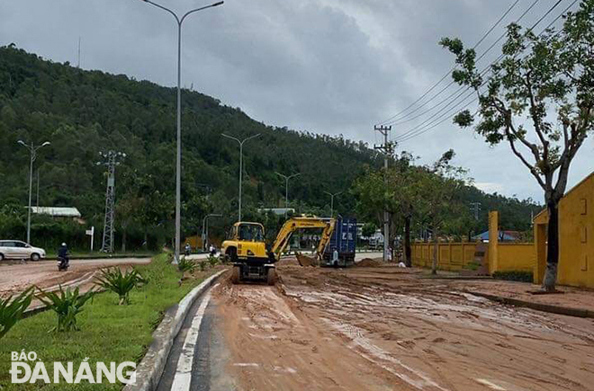 Công ty TNHH Xây dựng TM&DV Linh Sương, dọn dẹp đường ra Cảng Tiên Sa. Ảnh: THÀNH LÂN