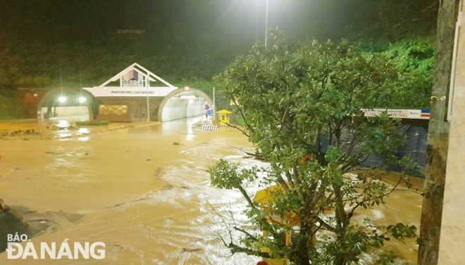 Previously, the Hai Van No.2  tunnel was temporarily closed due to flash floods on Friday evening