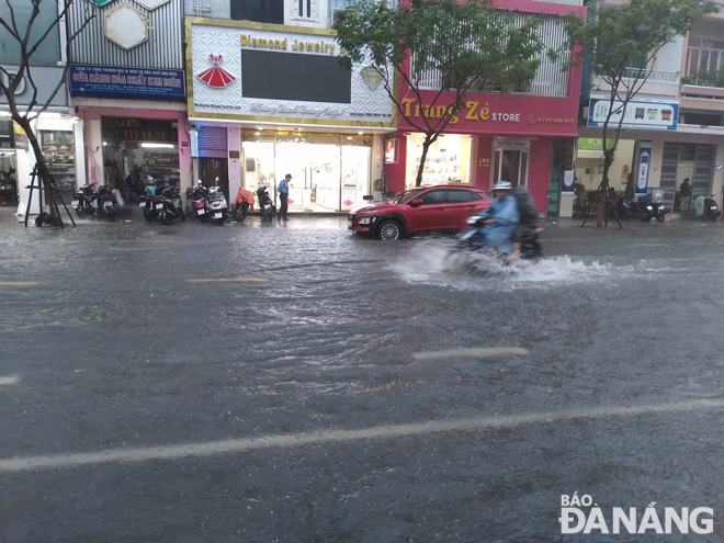 Le Duan Street was heavily flooded.