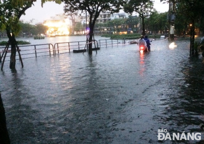 The area near the Vinh Trung Lake was waterlogged from the afternoon of October 14.