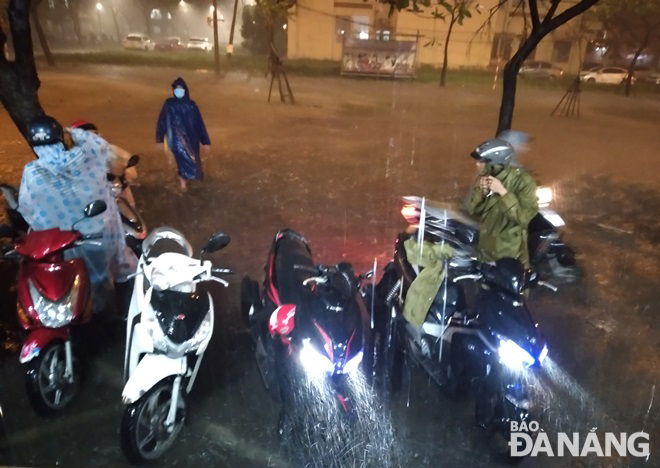 The pavement of Tran Thanh Tong Street in Son Tra District was flooded.