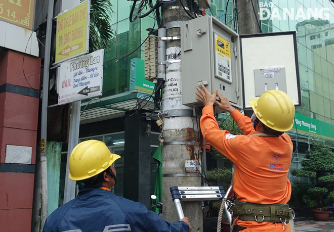 Workers of the Da Nang Electricity One Member Co., Ltd. urgently handle power grid problems and restore power supply soon. Photo: HOANG HIEP