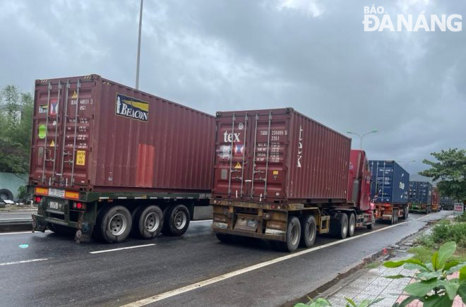  Highway 1A is still congested to the south of Hai Van road tunnels, which causes many cars to get stuck in Lang Co Town, Phu Loc District, neighbouring Thua Thien Hue Province.