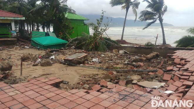 The pavement of Hoang Sa Road has subsided.