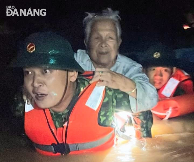 The Da Nang Border Guard force were deployed to deep-flooded residential areas to rescue stranded people. Photo: CTV