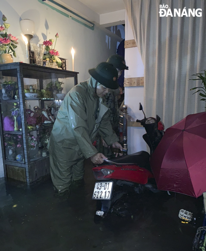 Border guards were deployed at night to help flooded houses to ensure the safety of local residents and their properties.