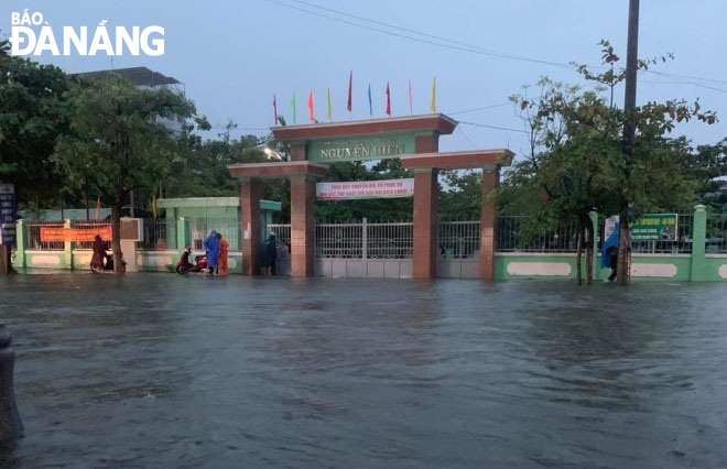 Trường THPT Nguyễn Hiền bị ngập sâu chiều 14-10. Ảnh: NGỌC HÀ