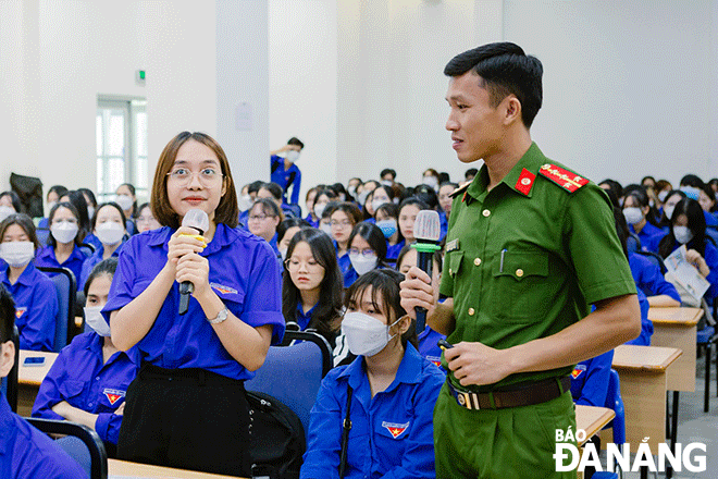 Đại úy Nguyễn Hồng Tâm (bìa phải) chia sẻ thông tin về ma túy trong buổi hội thảo.