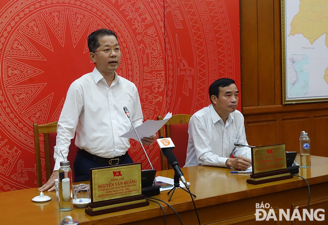 Da Nang Party Committee Secretary Nguyen Van Quang (left) and municipal People's Committee Chairman Le Trung Chinh chaired the meeting on Saturday morning. Photo: Hoang Hiep